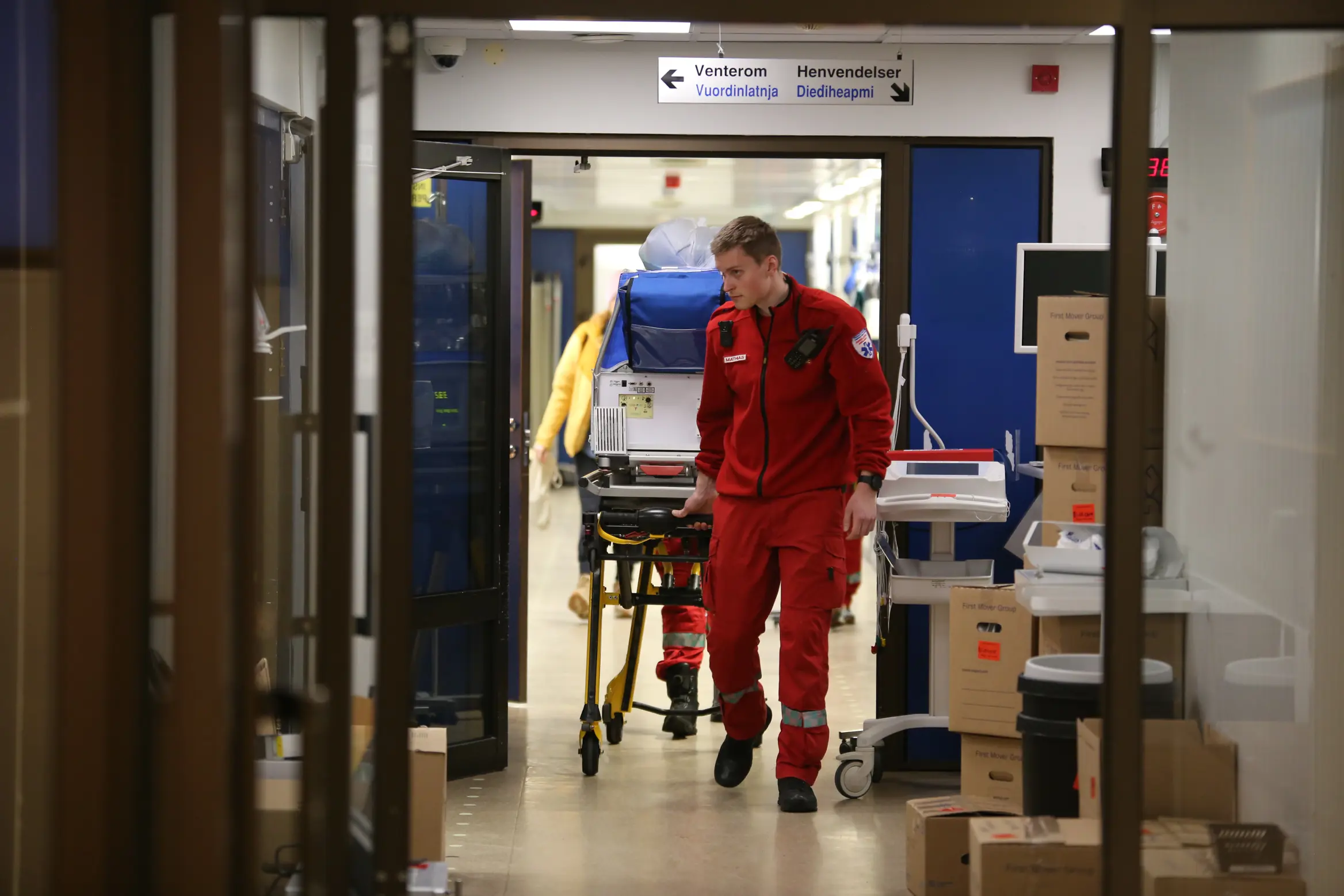 Bilde av ambulansepersonell som flytter pasienter fra det gamle sykehuset.
