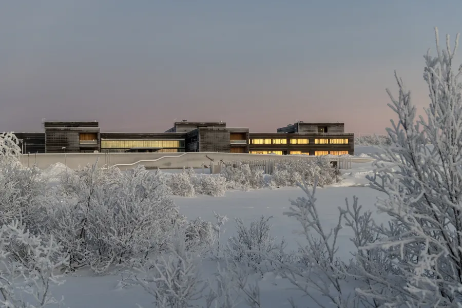 Vinterbilde av Kirkenes sykehus.