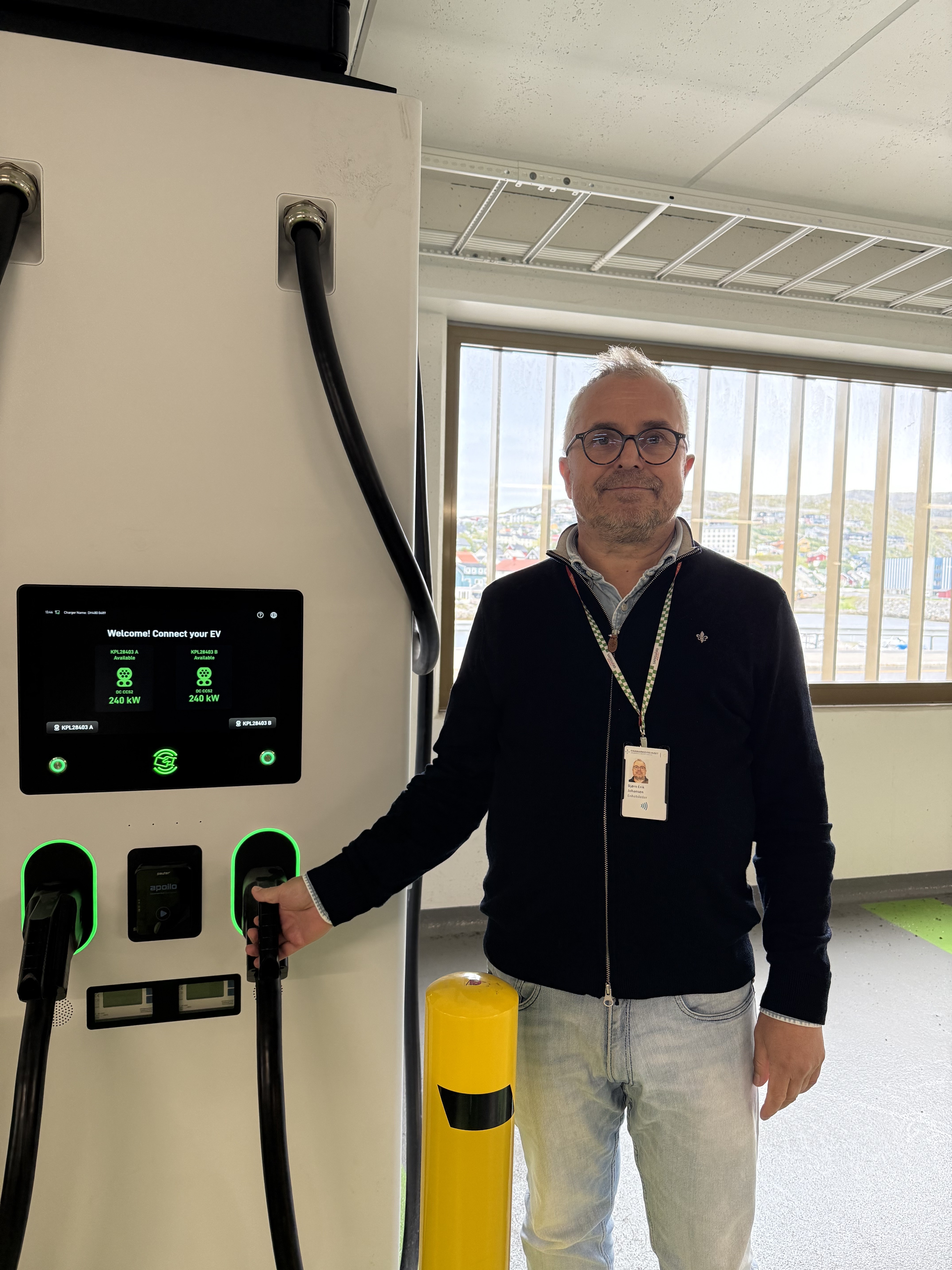 Bilde av Bjørn Erik Johansen ved ladestasjon.