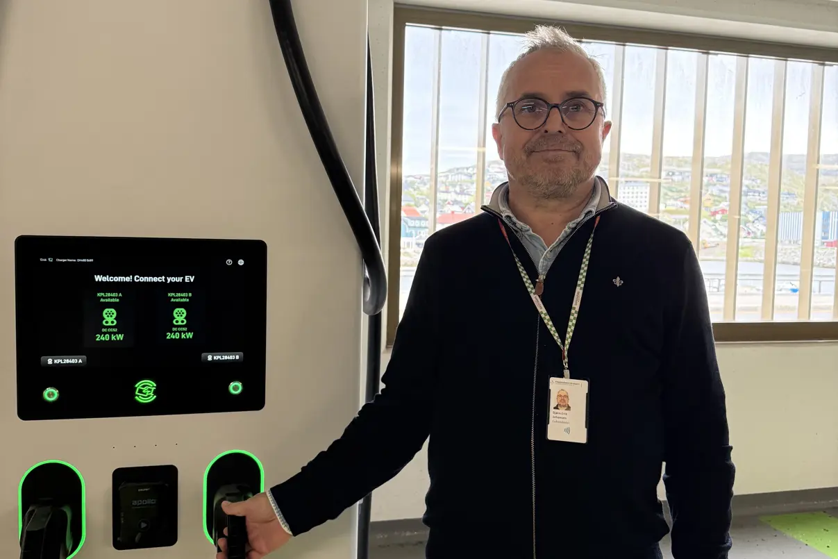Bilde av Bjørn Erik Johansen ved ladestasjon.