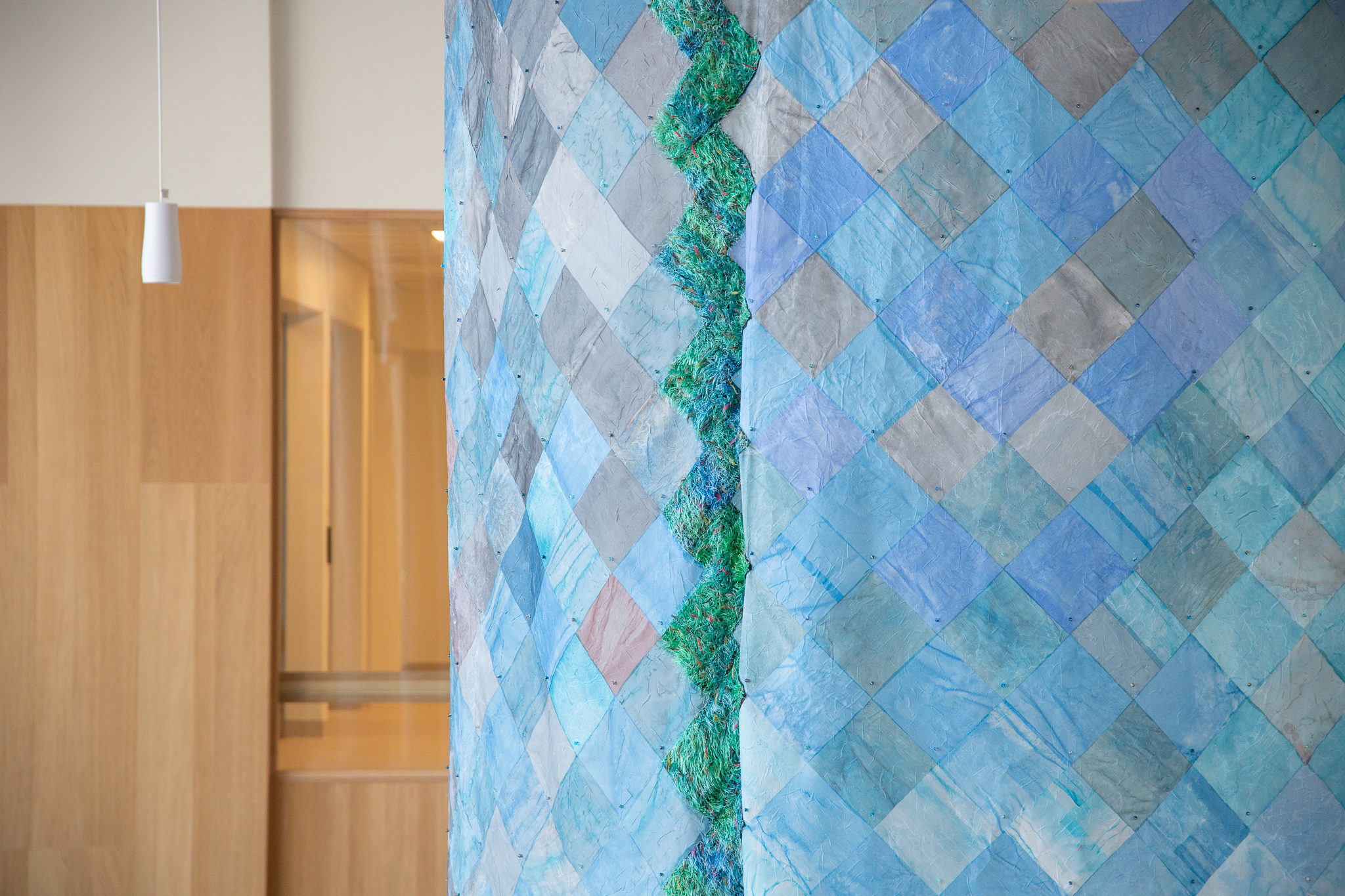 En blå og hvit mønstret vegg