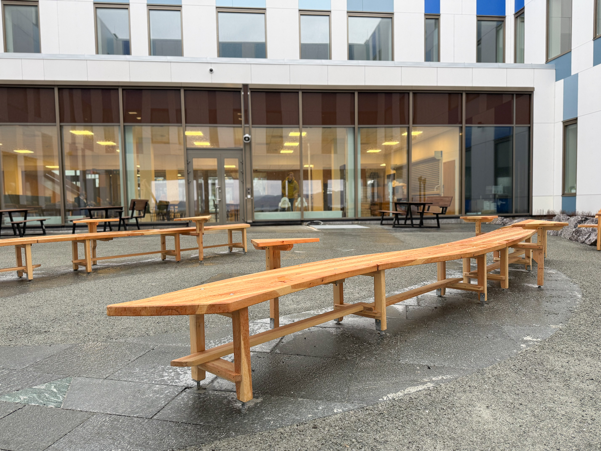 En gruppe bord utenfor en bygning