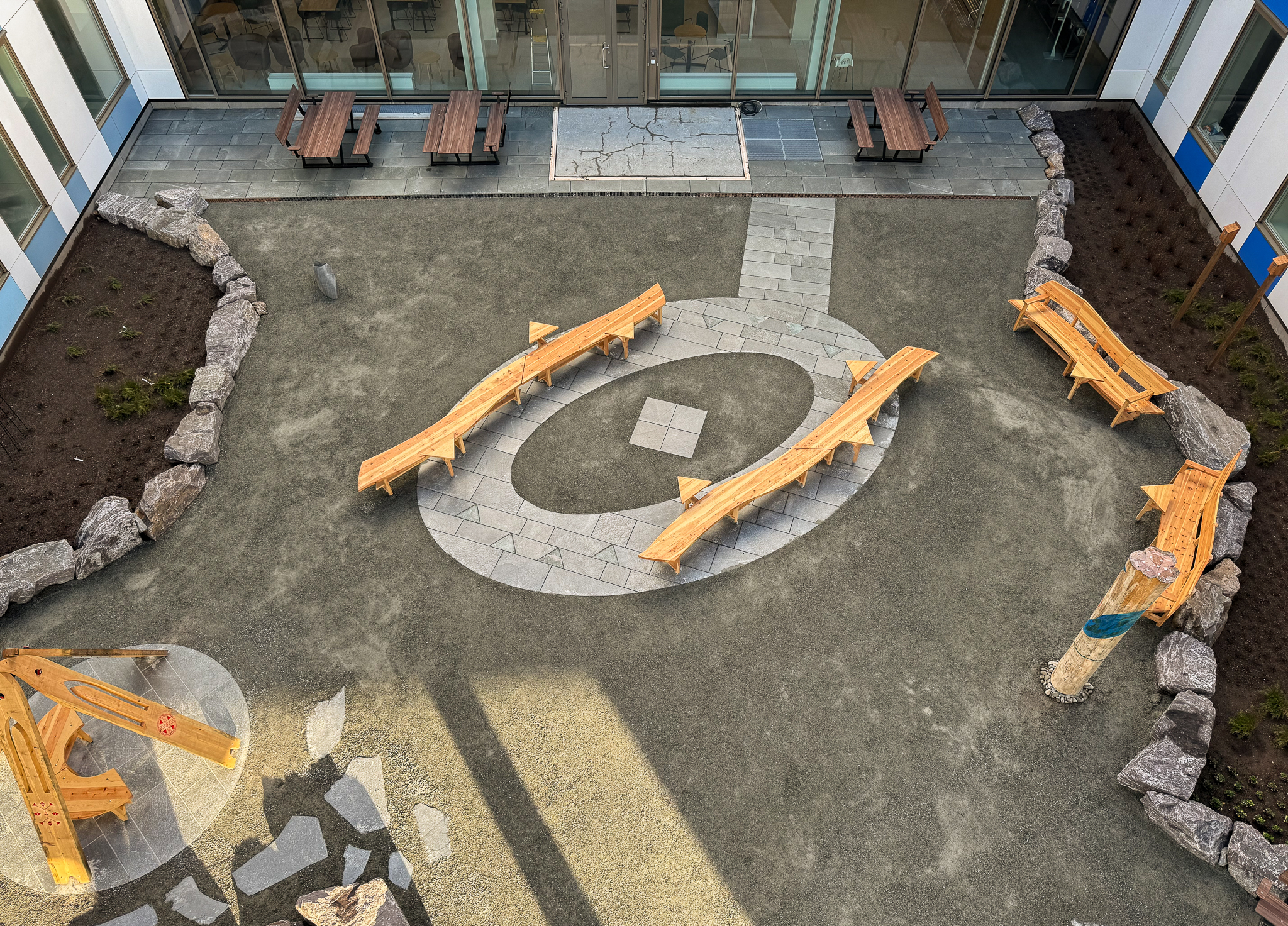 En byggeplass med noen få trebiter