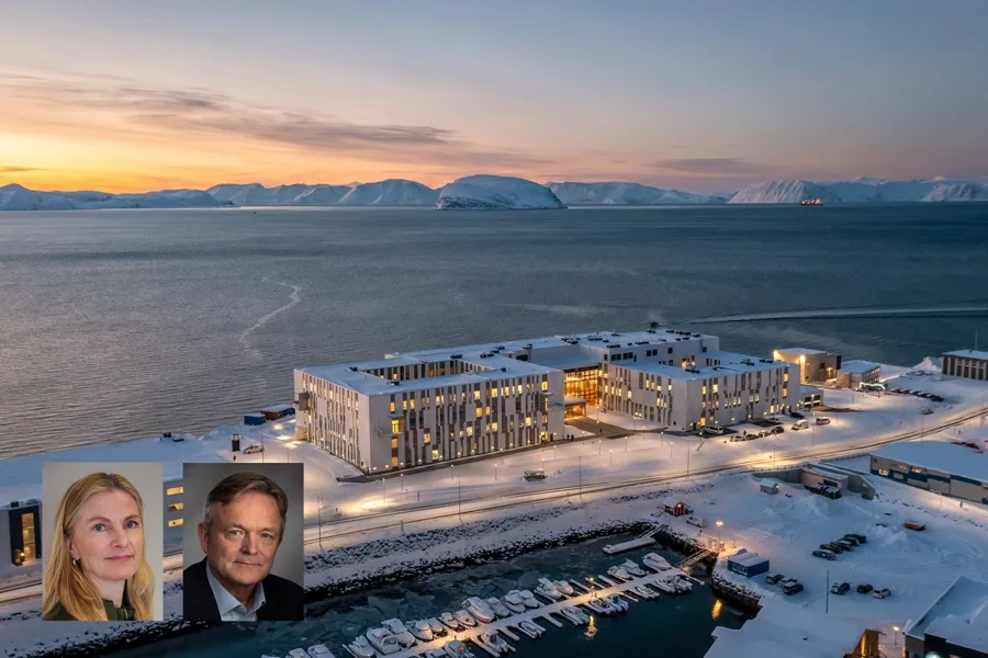 Hammerfest sykehus med øyene i bakgrunnen.