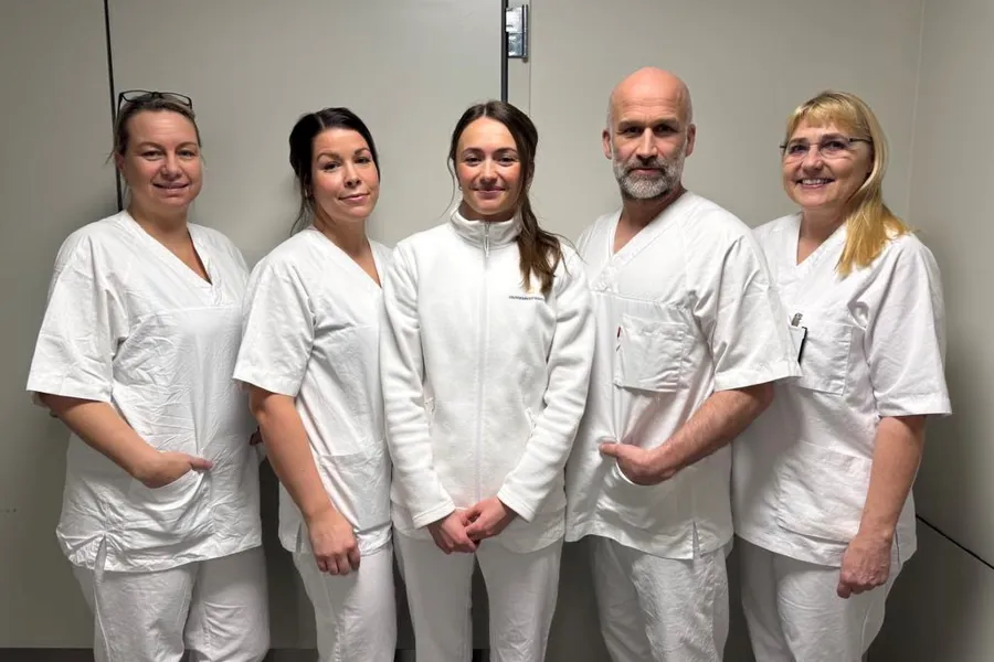 En gruppe mennesker iført hvite laboratoriefrakker