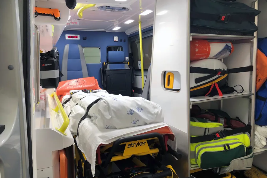 Bilde av bårerom i ambulansebil.