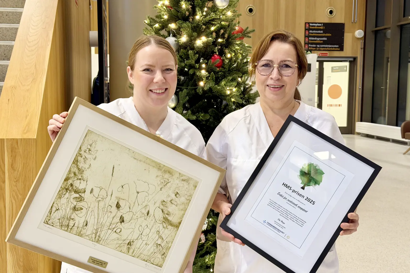 Bilde av ansatte som viser frem HMS-prisen.