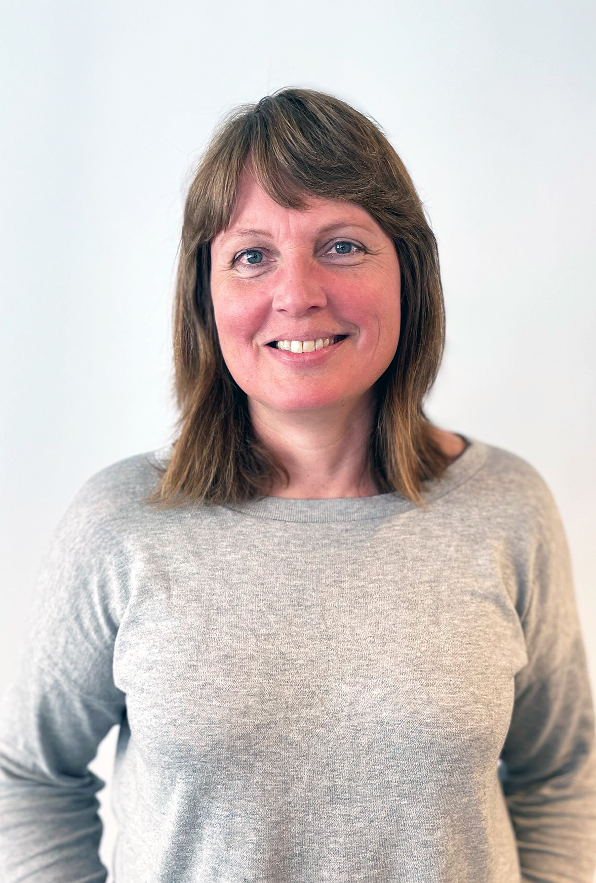 En person som smiler til kameraet