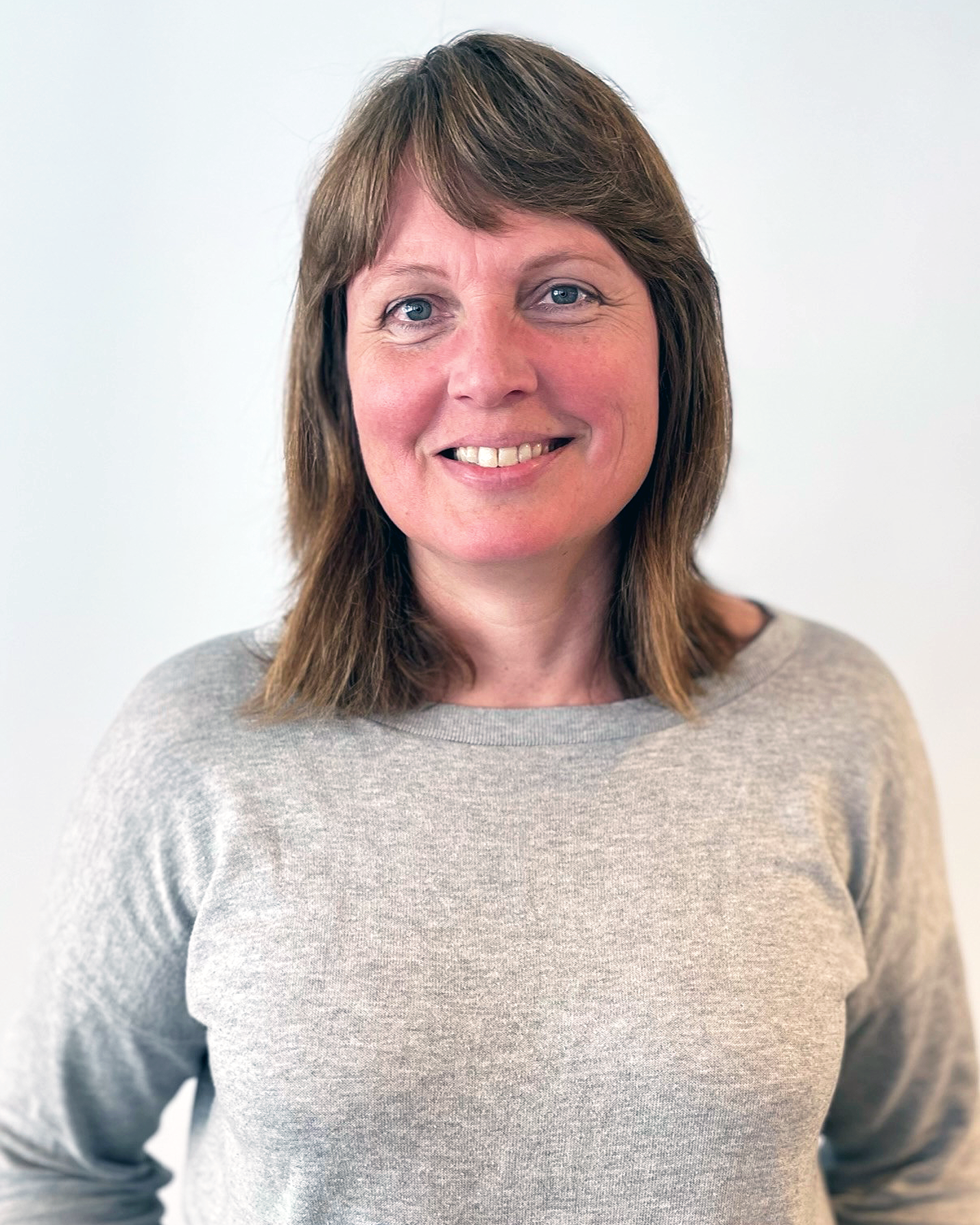 En person som smiler til kameraet