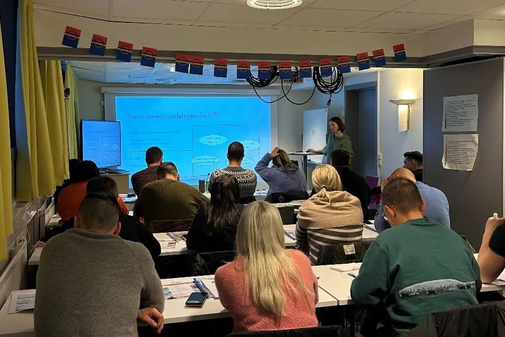 En gruppe personer i et møte