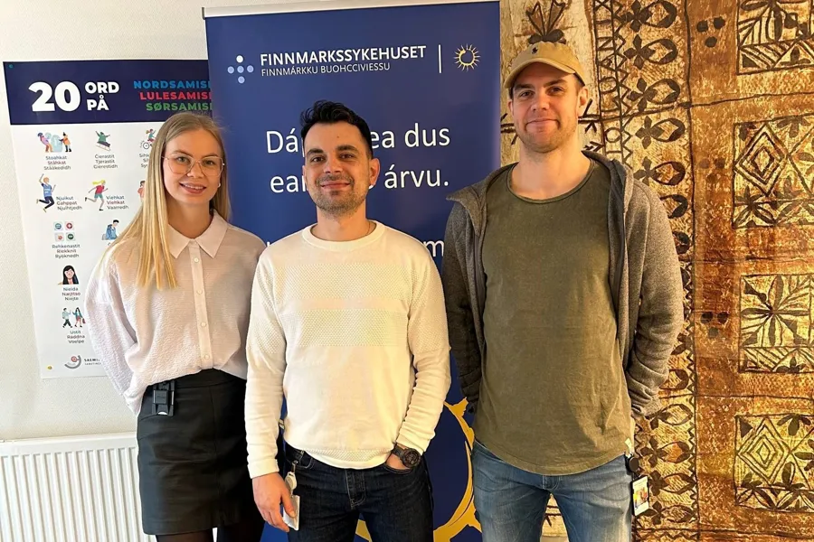 En gruppe mennesker som poserer for et bilde