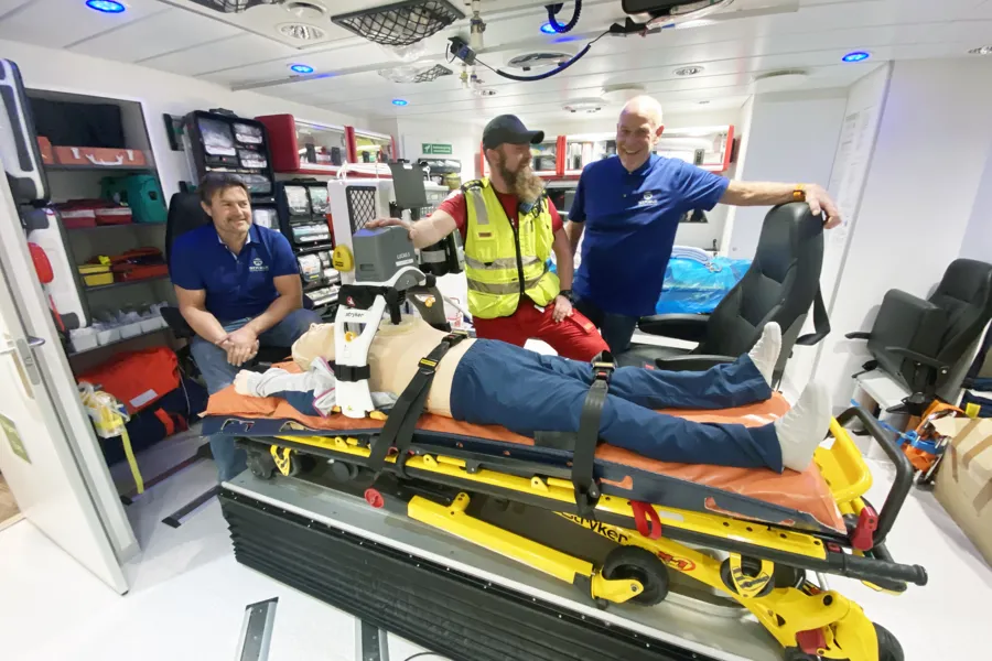 Bilde av båren om bord i ambulansebåten