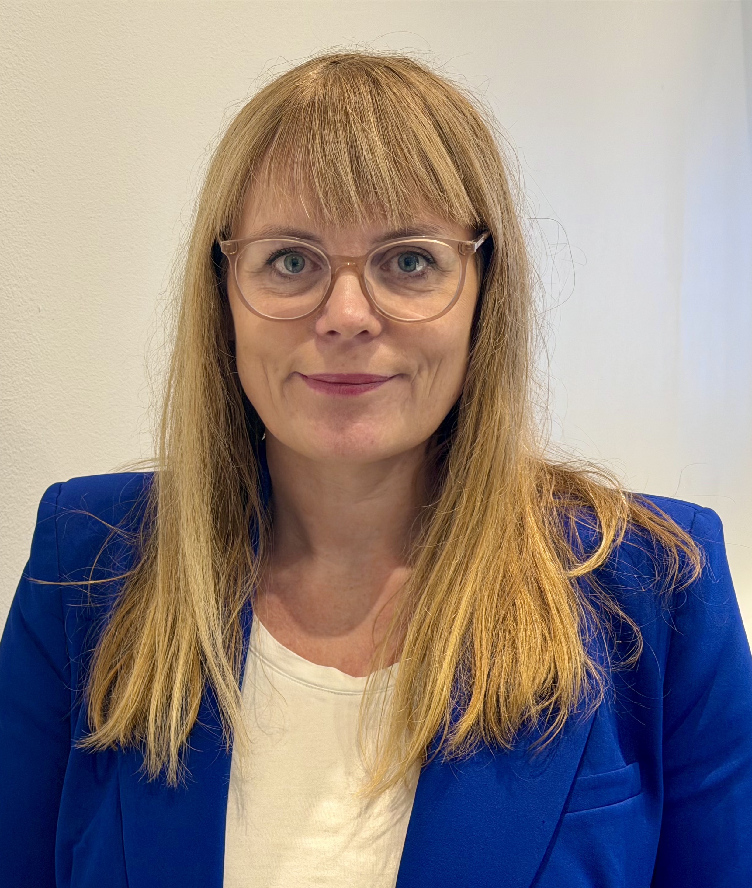 En kvinne med langt hår