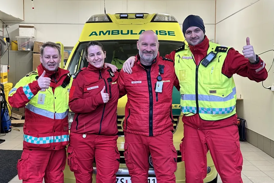 En gruppe mennesker iført røde og gule jumpsuits