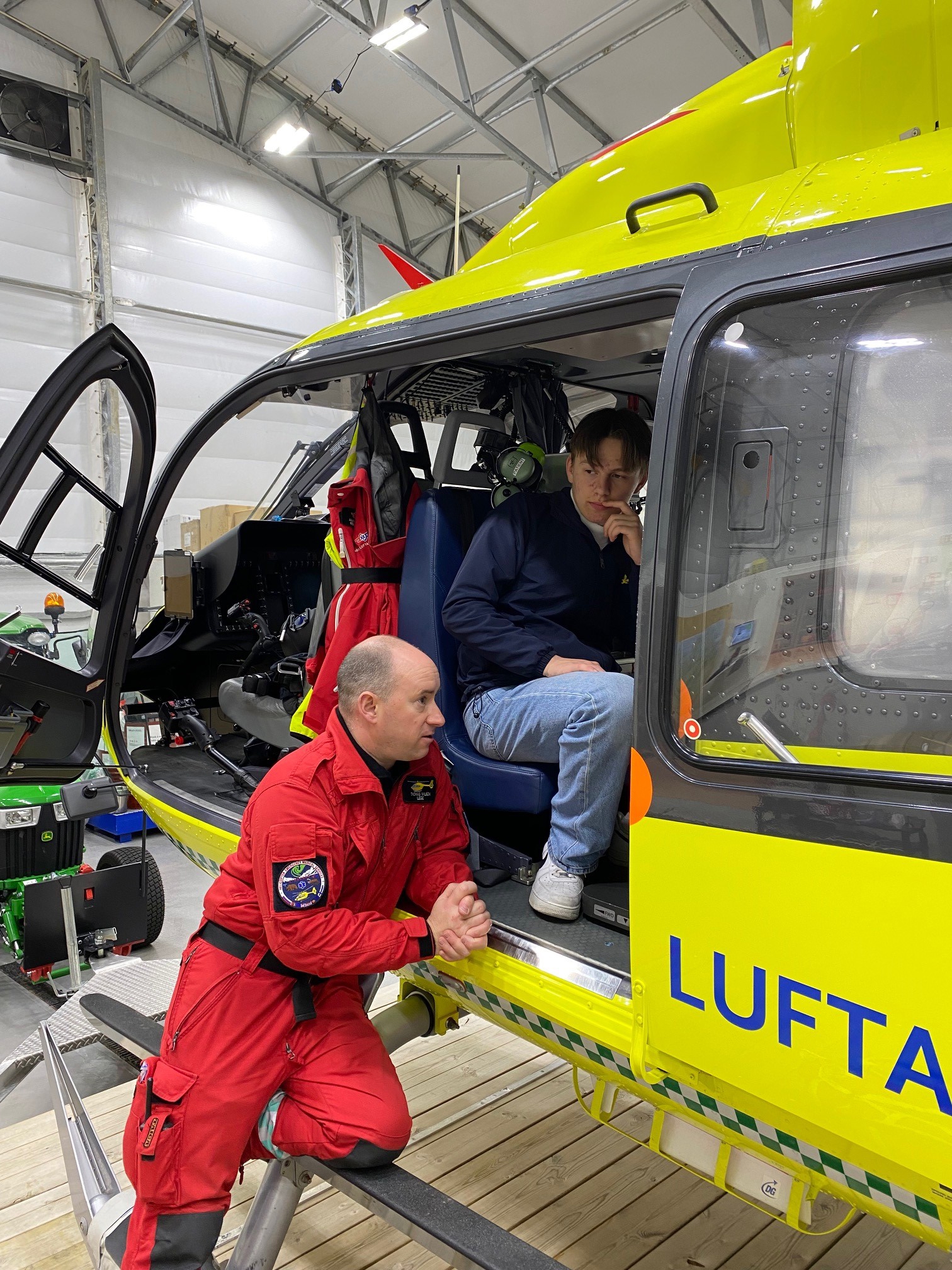 Et par menn i en bil