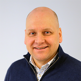 En skallet mann i dress