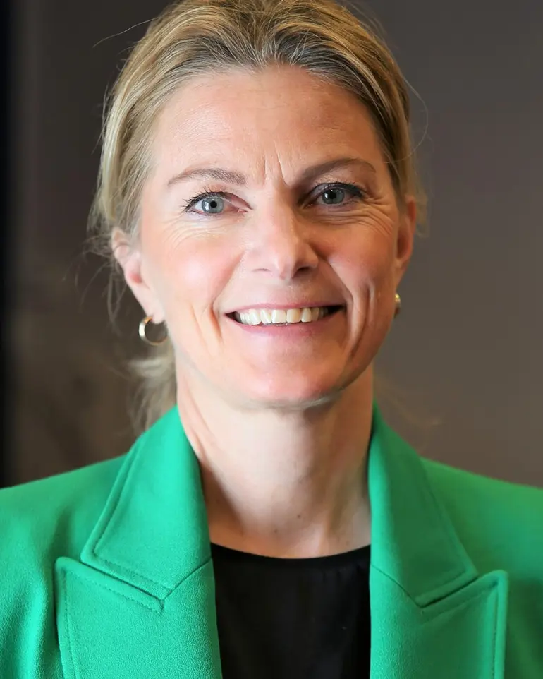 Et nærbilde av en mann som smiler