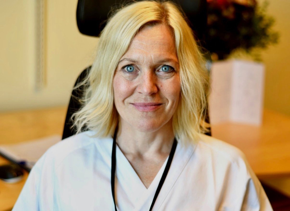 En kvinne med blondt hår