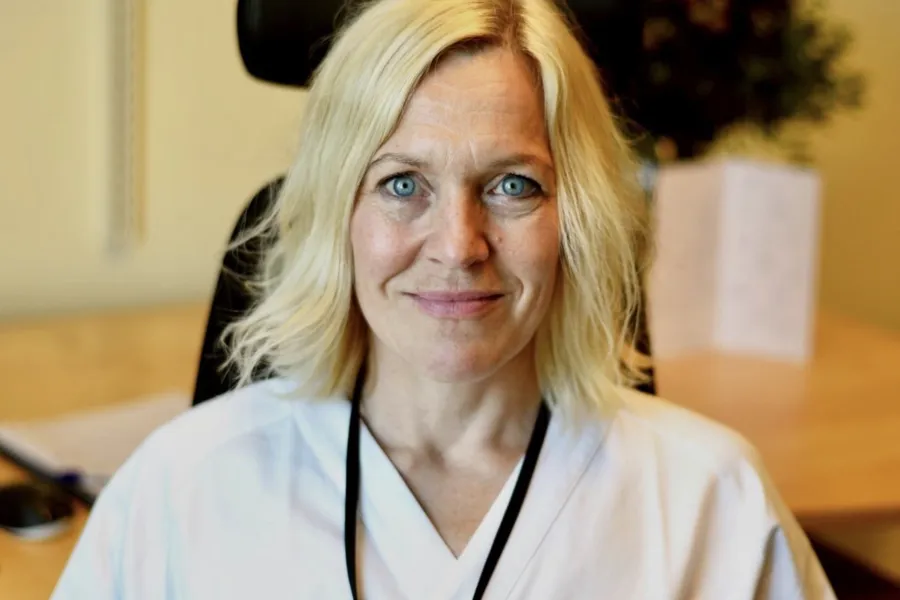 En kvinne med blondt hår