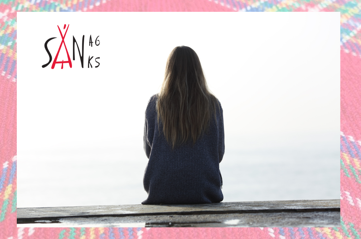 En person som sitter på en benk