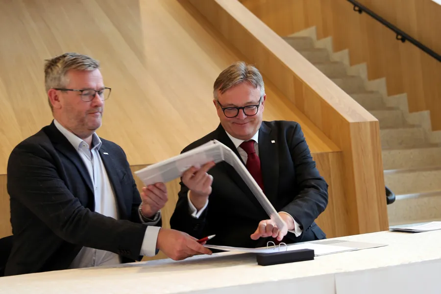 Bilde fra signeringen av protokollen.