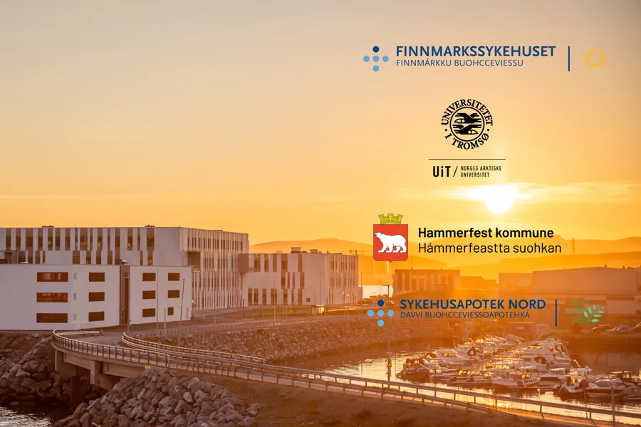 En bygning med en vei og biler foran