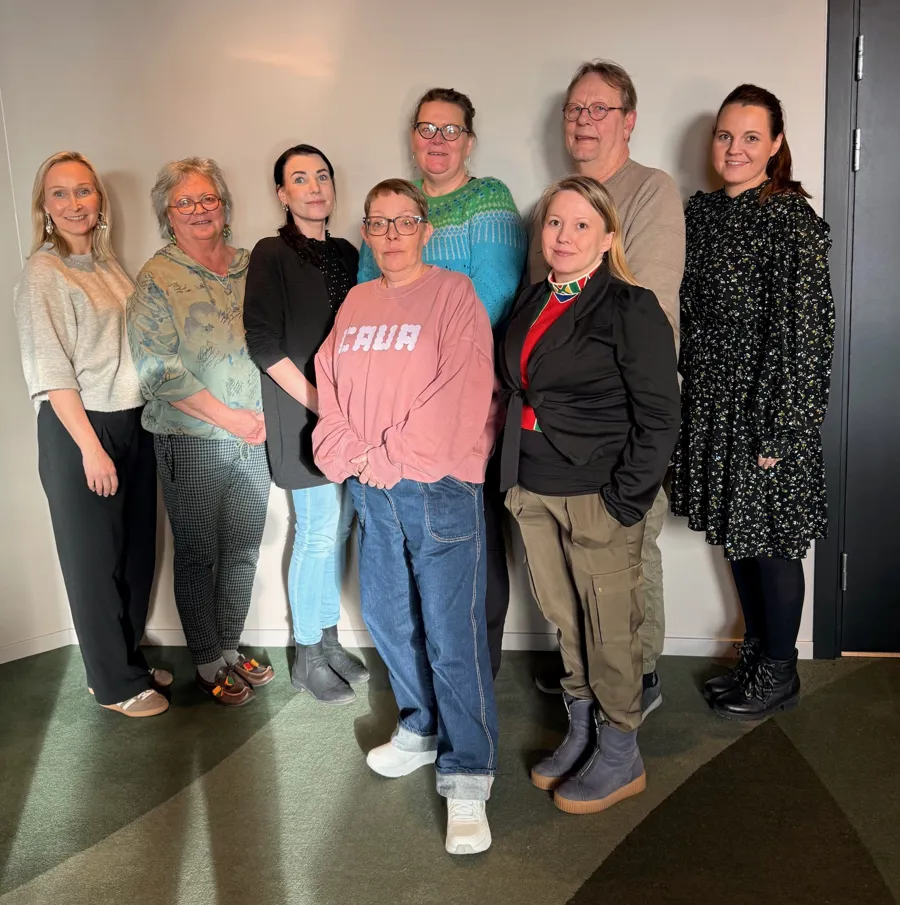 En gruppe mennesker som poserer for et bilde