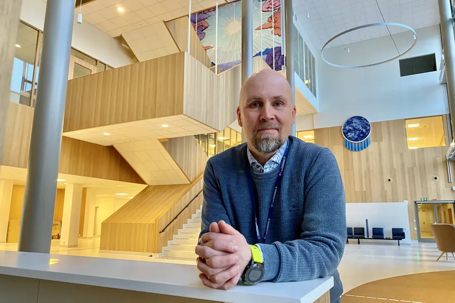 Bilde av Jørgen Nilsen i vestibylen i det nye sykehuset for Vest-Finnmark.