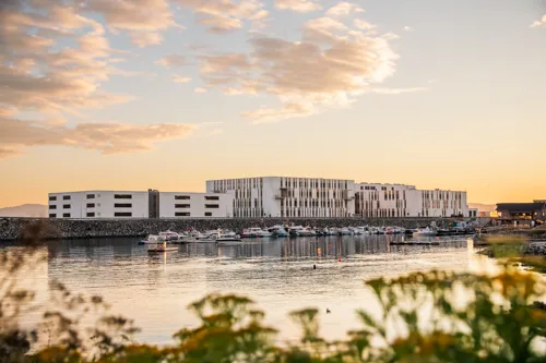 Hammerfest sykehus sett fra forsiden med havet i forgrunn