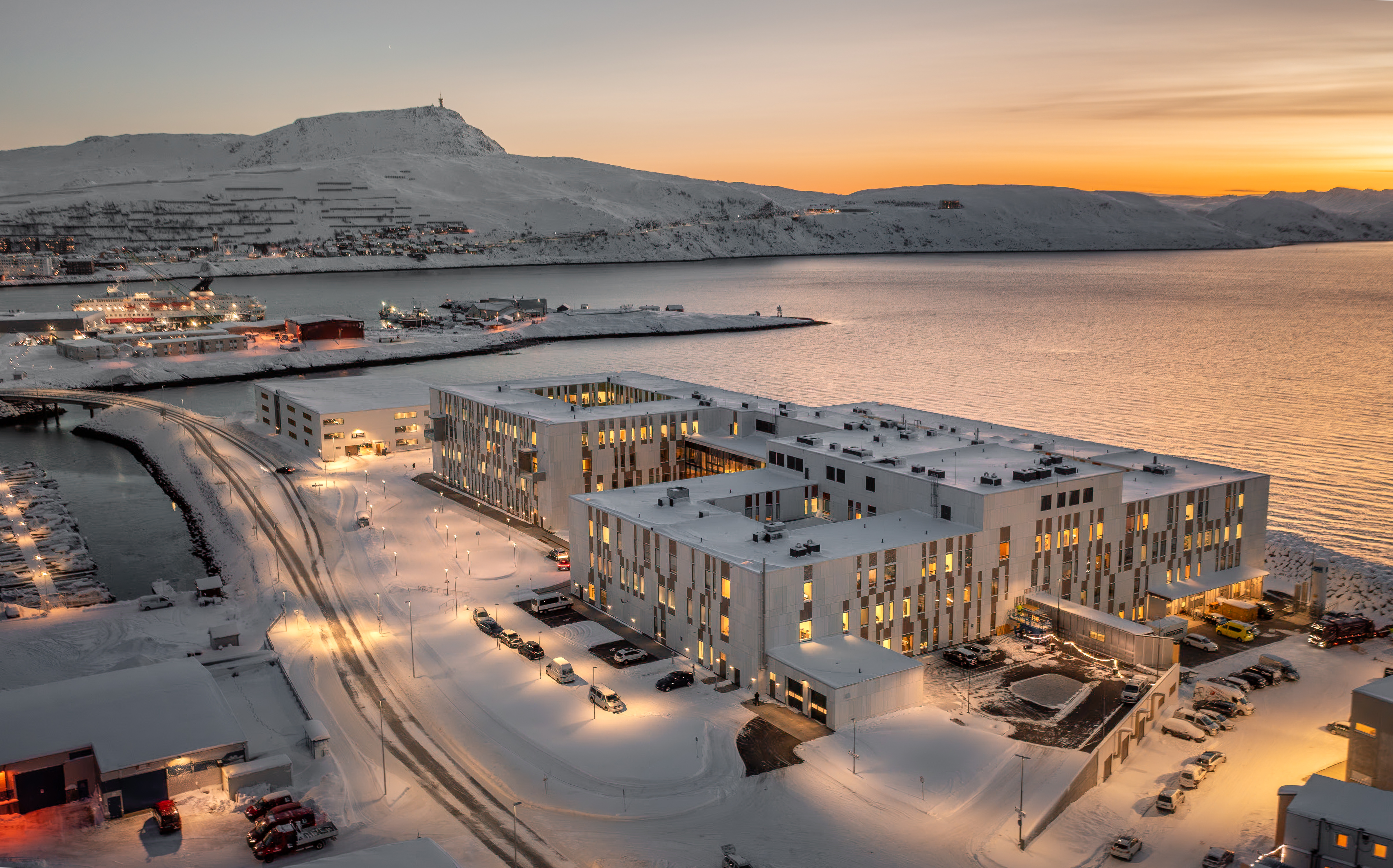 Hammerfest sykehus på vinteren med hovedveien