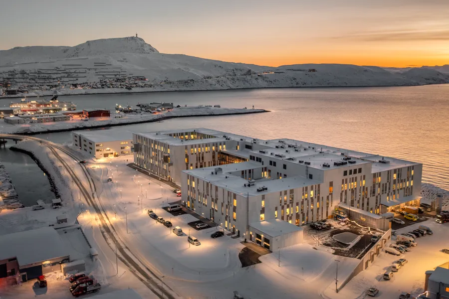 Hammerfest sykehus på vinteren med hovedveien
