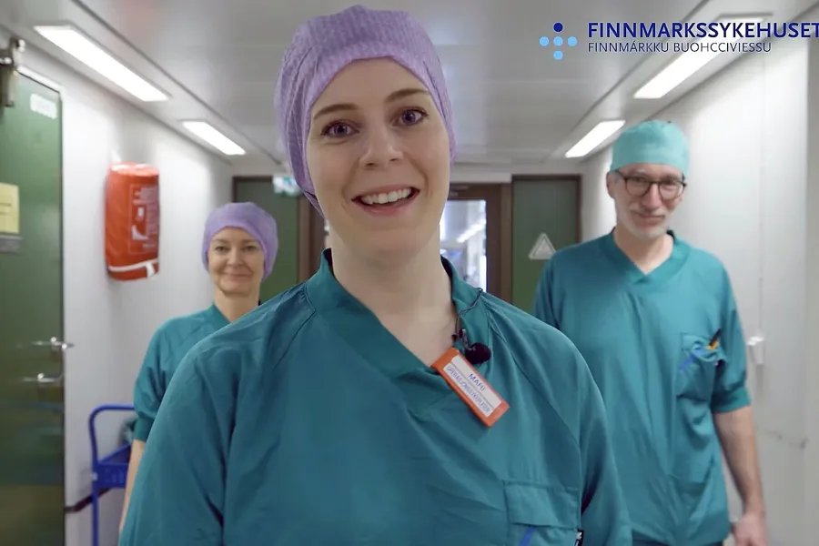 Operasjonssykepleiere i en gang