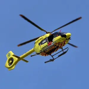 Ambulansehelikopter på himmelen
