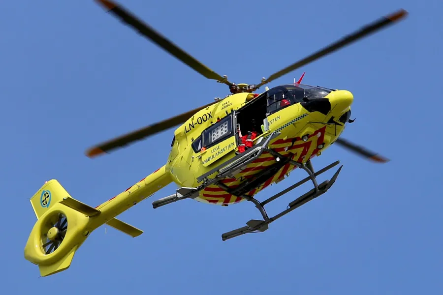 Ambulansehelikopter på himmelen