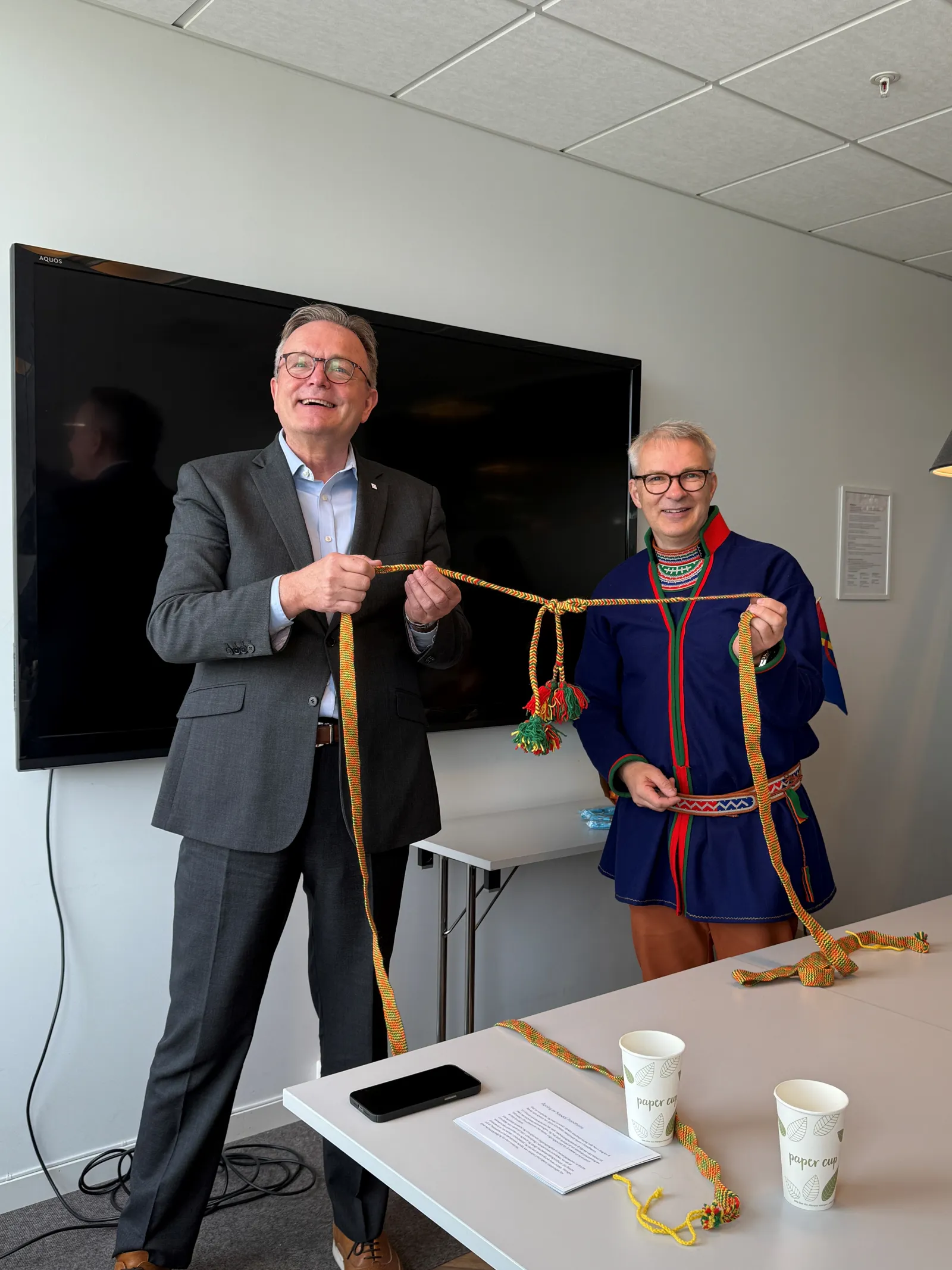 Direktør og klinikksjef viser sammenknyttet bånd