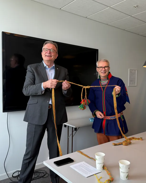 Direktør og klinikksjef viser sammenknyttet bånd