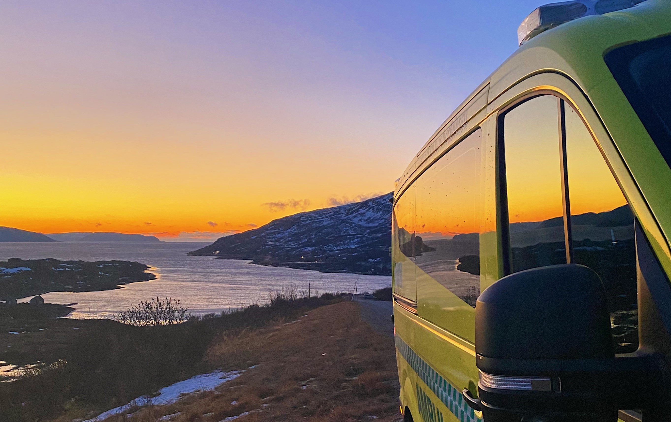 Ambulansebil i solnedgang