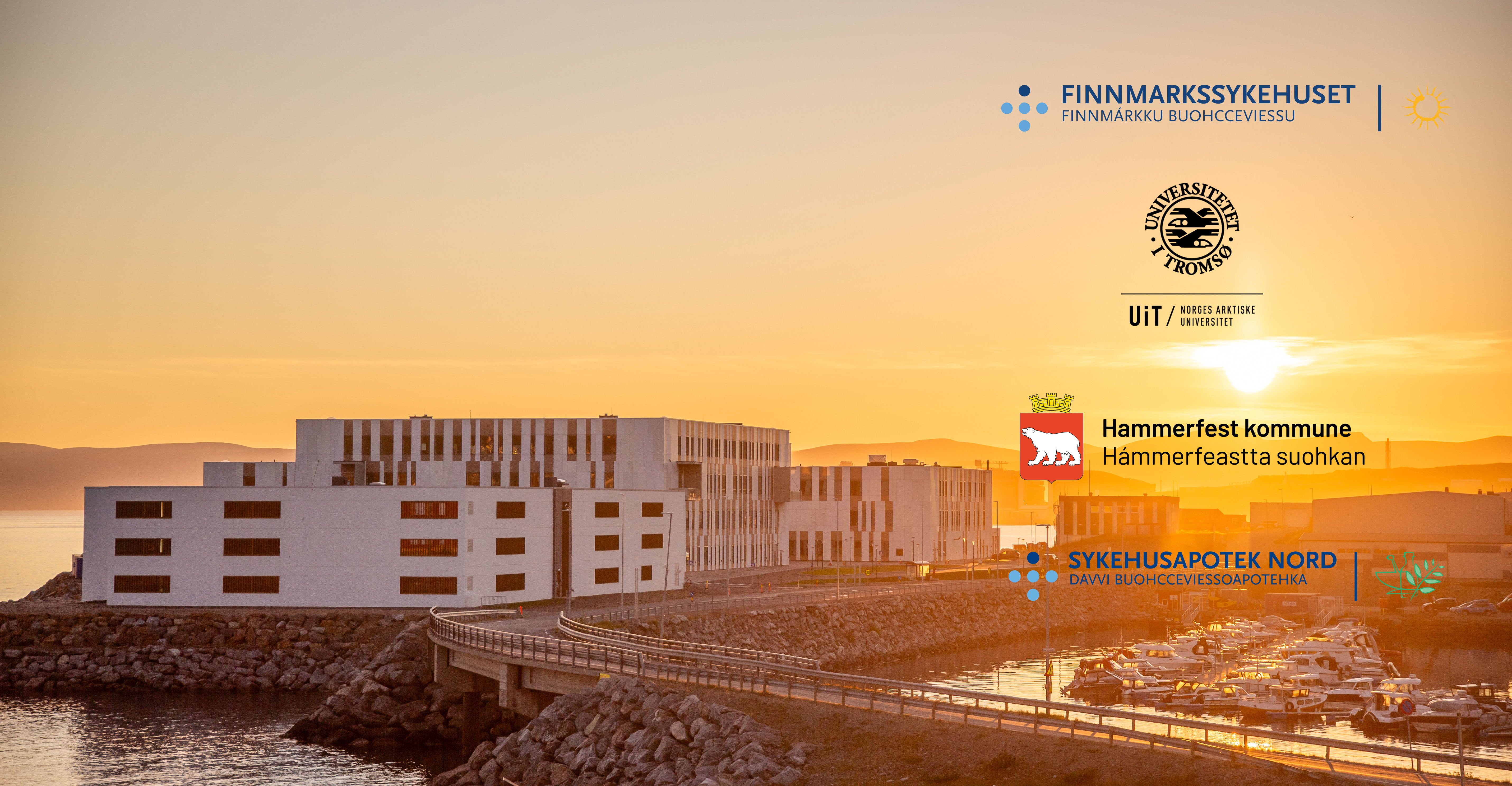 Hammerfest sykehus i solnedgang og på bildet er logo fra samarbeidspartnere i prosjektet