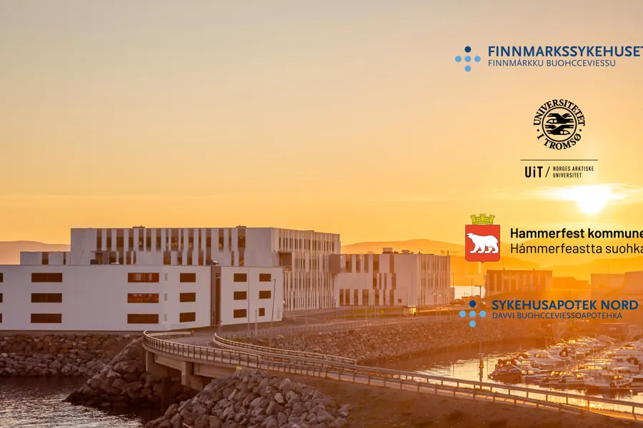Hammerfest sykehus i solnedgang og på bildet er logo fra samarbeidspartnere i prosjektet