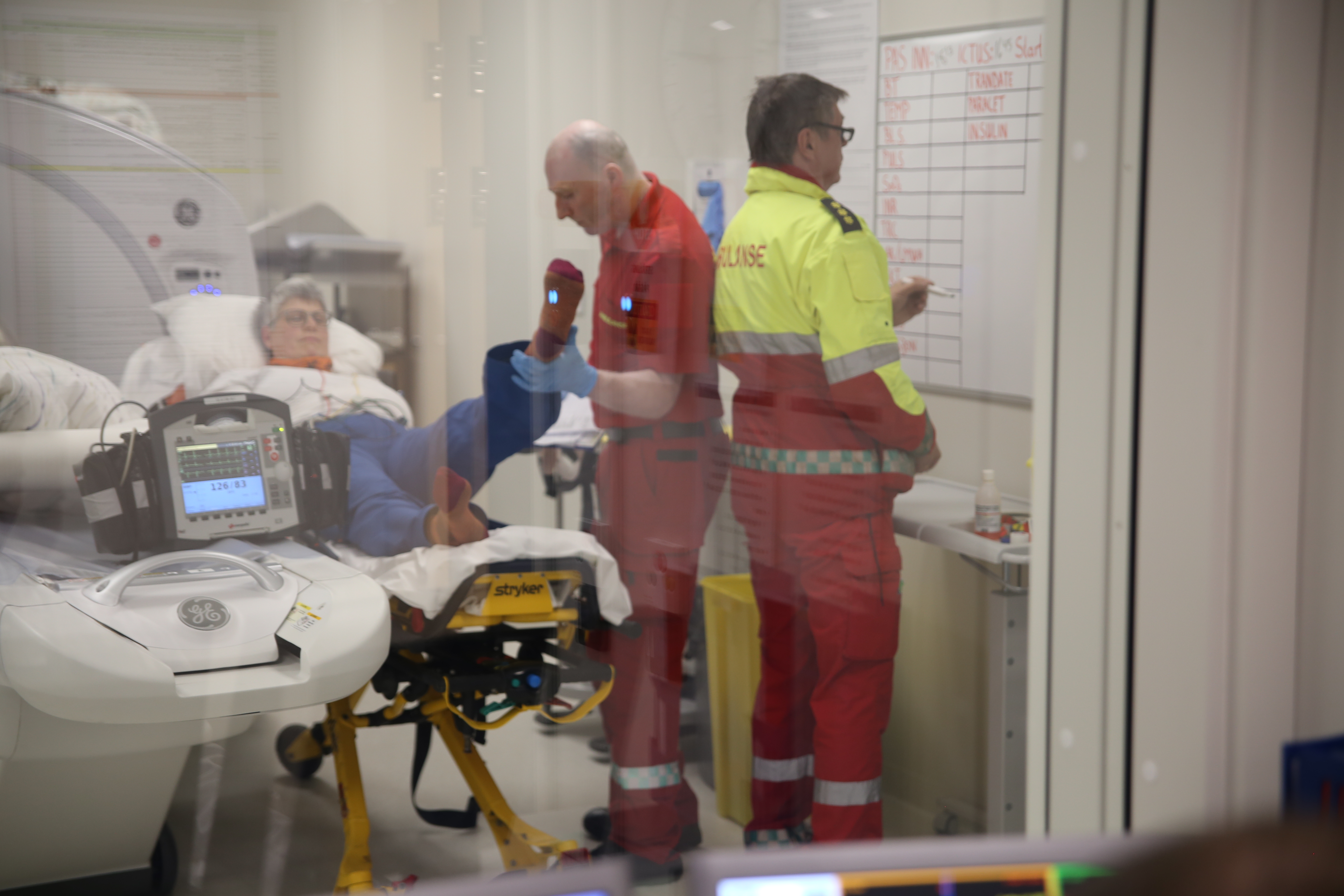 Personer som øver på slagalarm ved Klinikk Alta