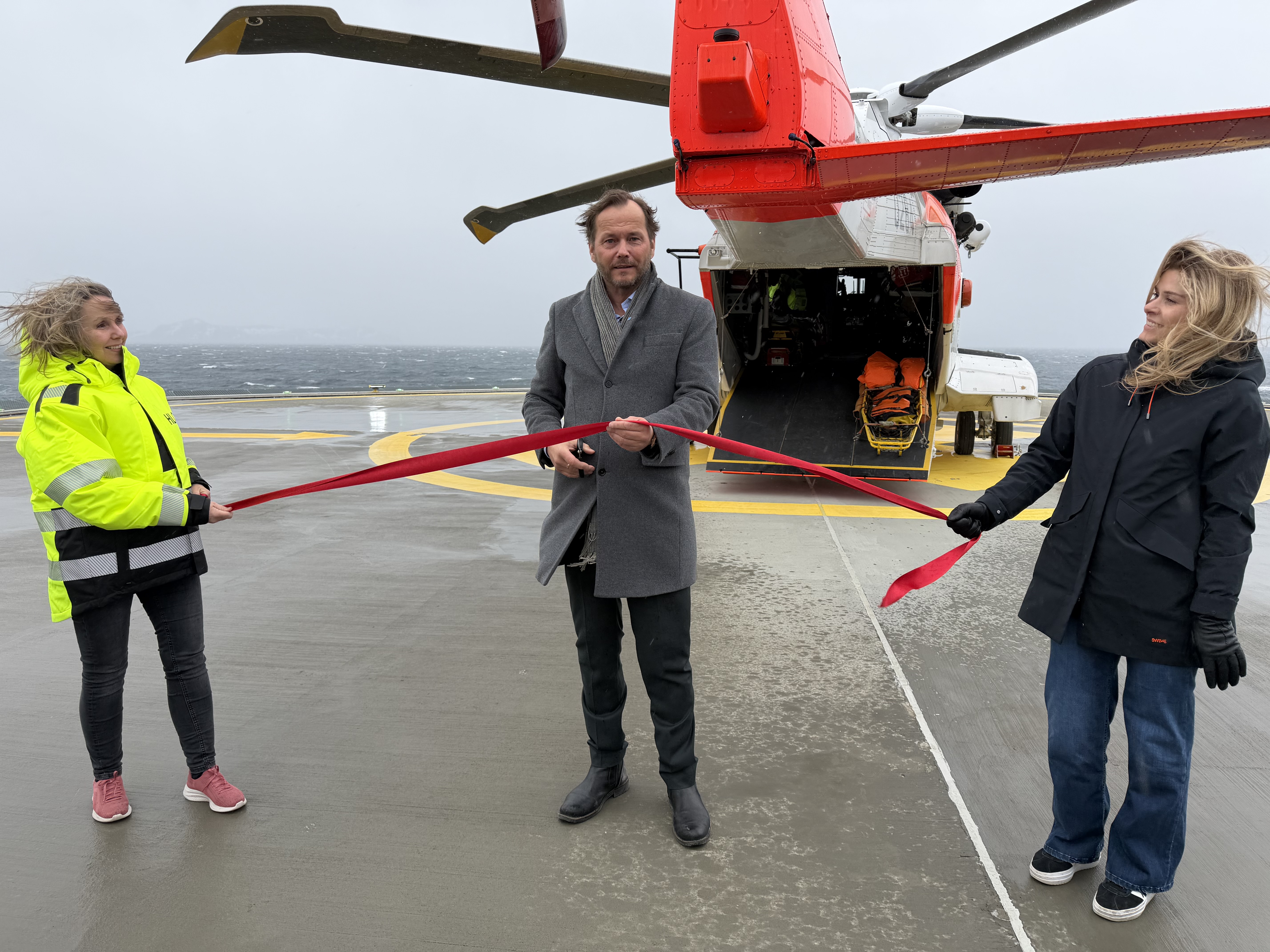 Bilde av ordføreren som klipper snora.