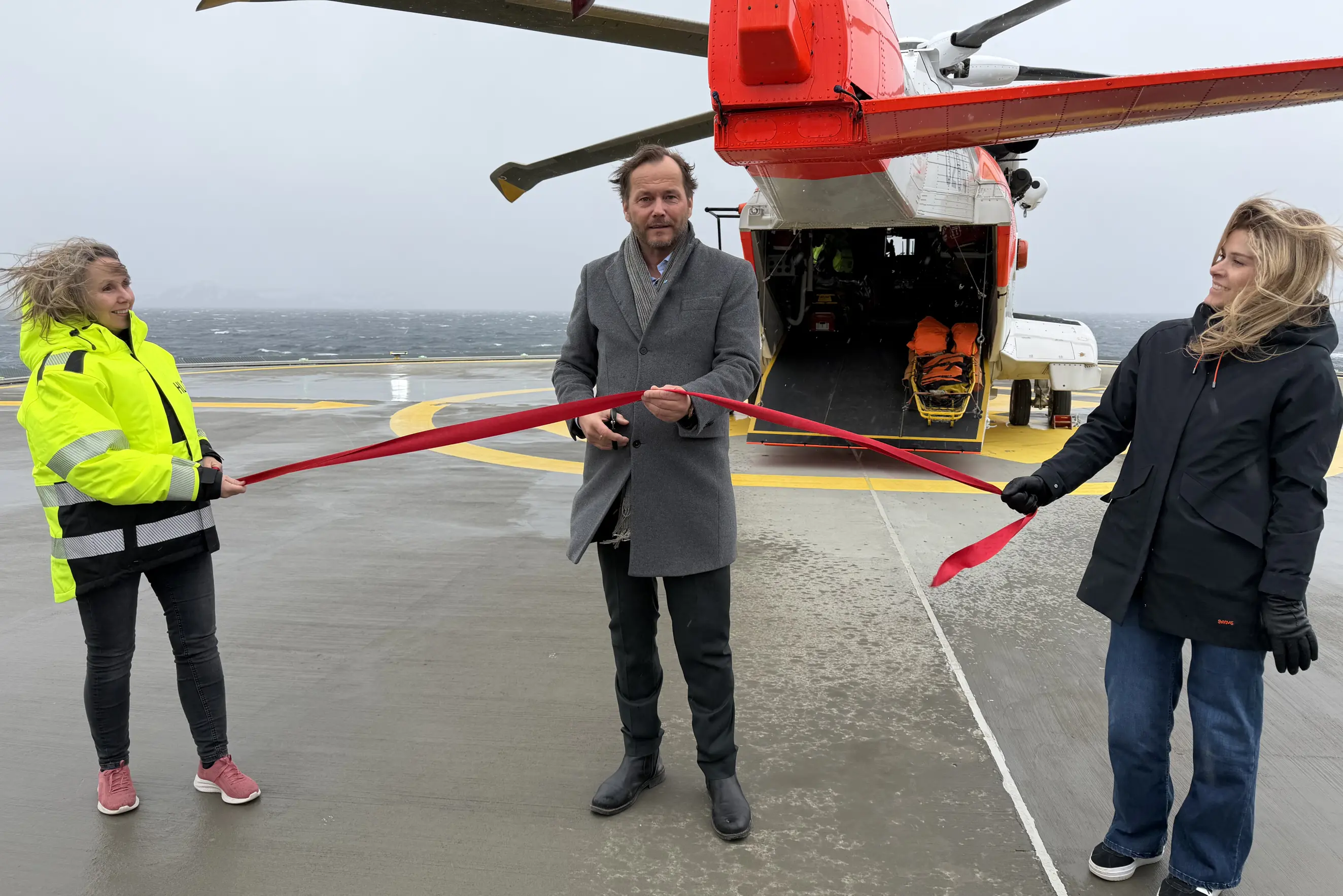 Bilde av ordføreren som klipper snora.