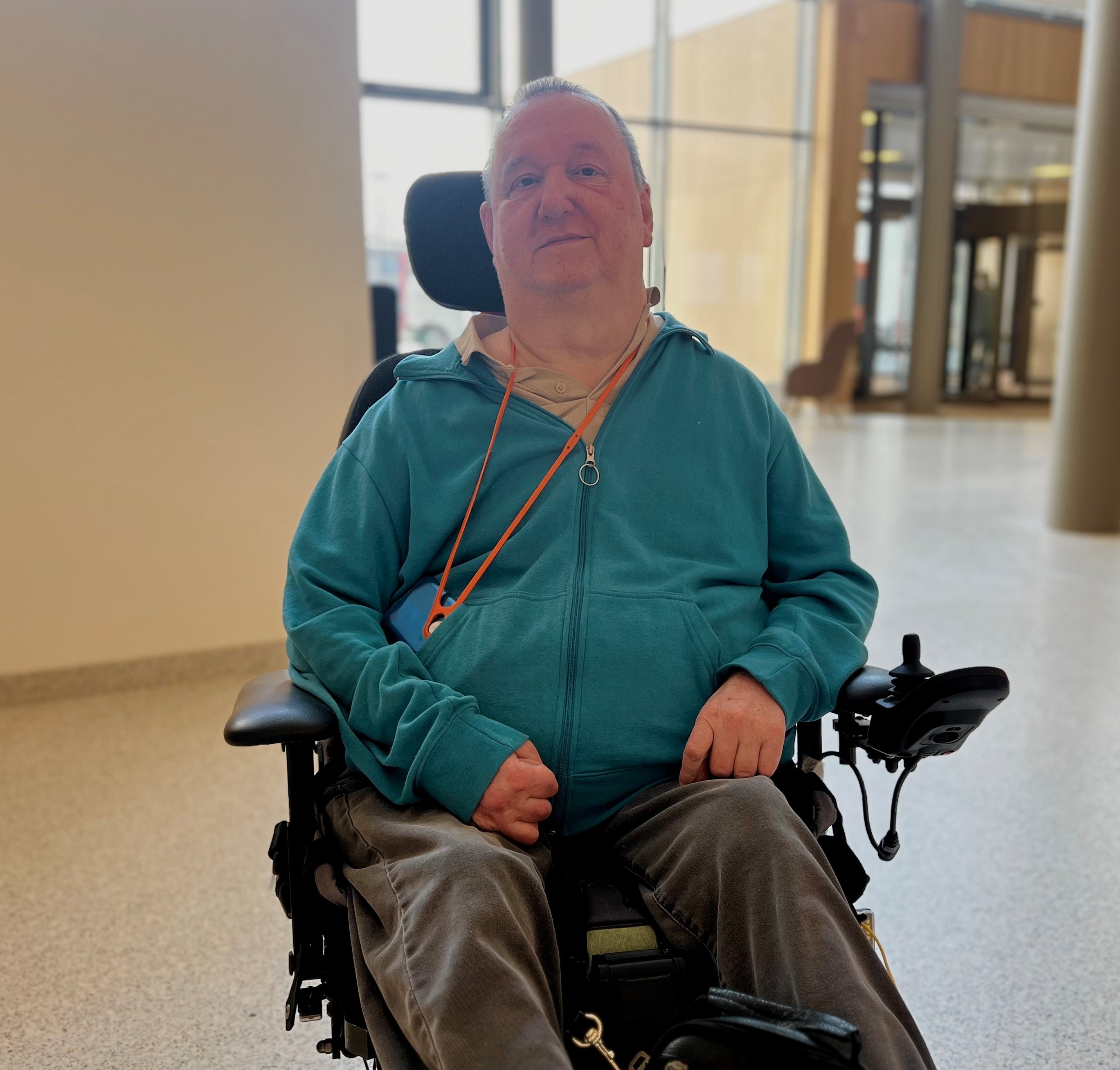 En mann som sitter i en stol