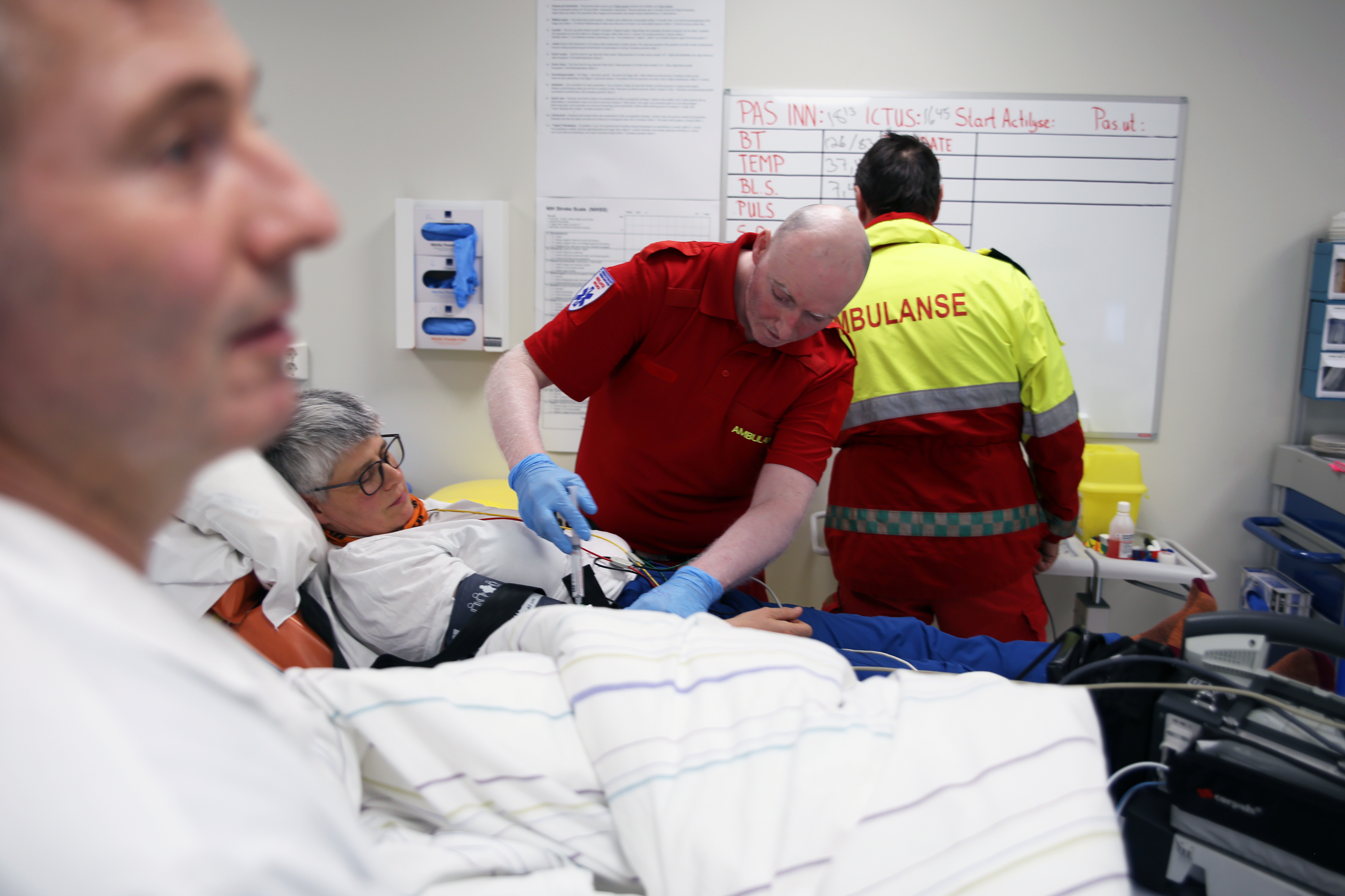 Ambulansearbeidere jobber med pasienten