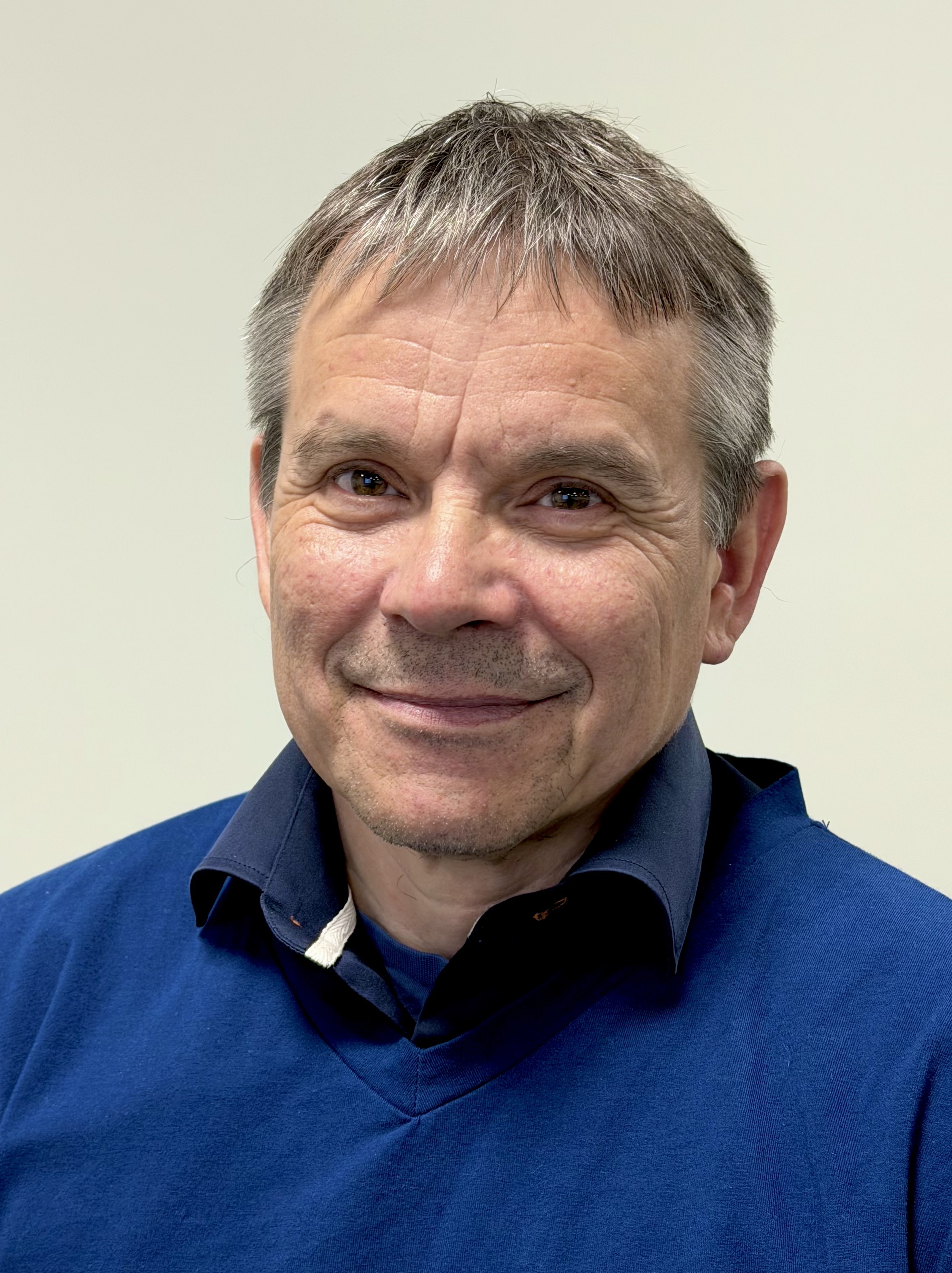 En mann som smiler til kameraet