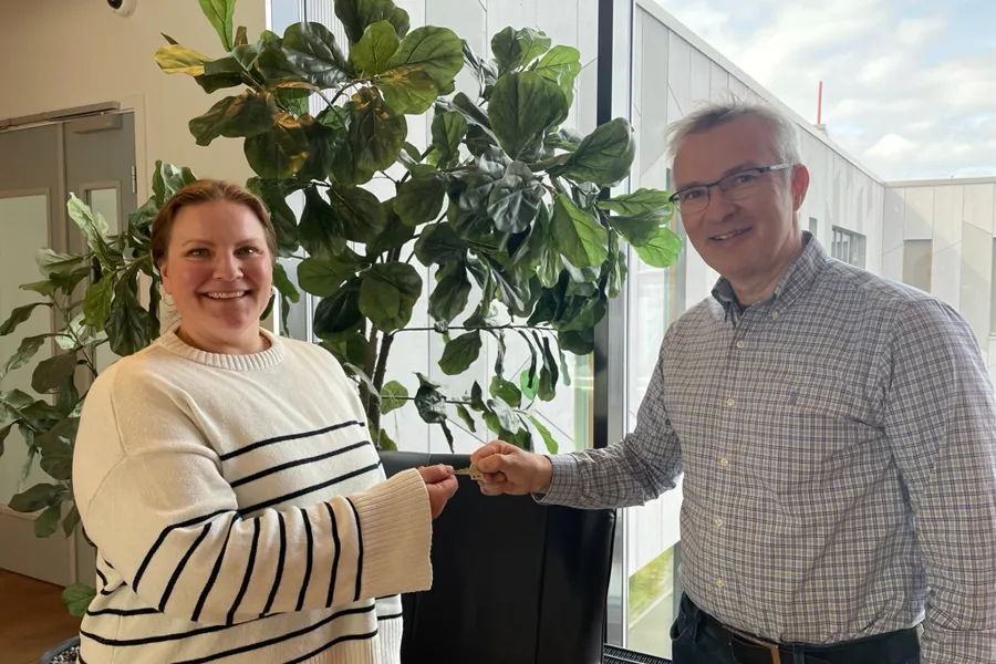 En mann og en kvinne som holder en plante