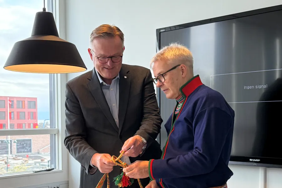 En person som holder pil og bue