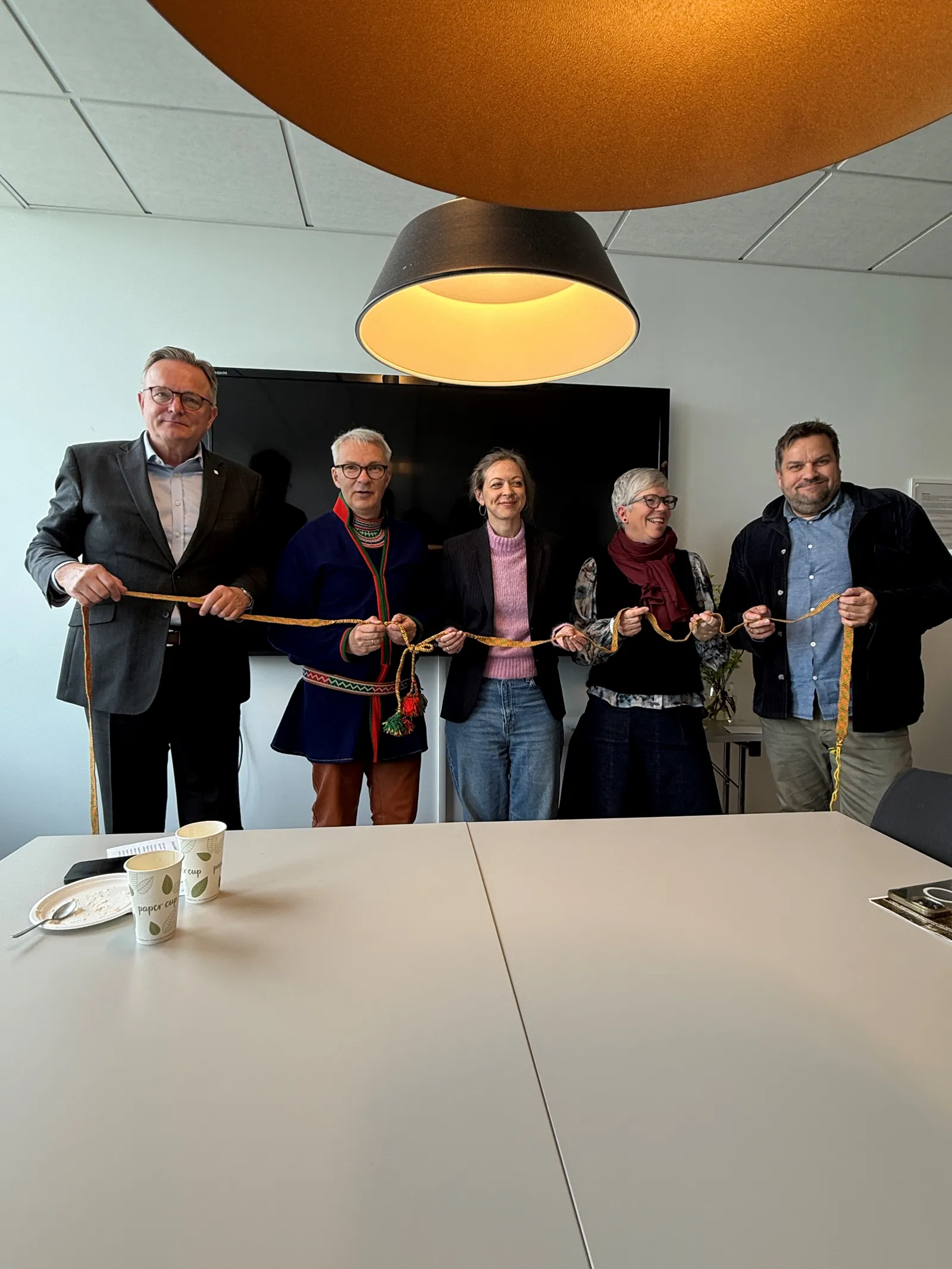 En gruppe mennesker som holder instrumenter