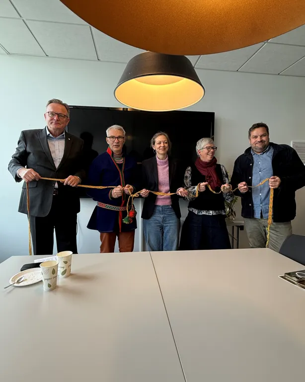 En gruppe mennesker som holder instrumenter