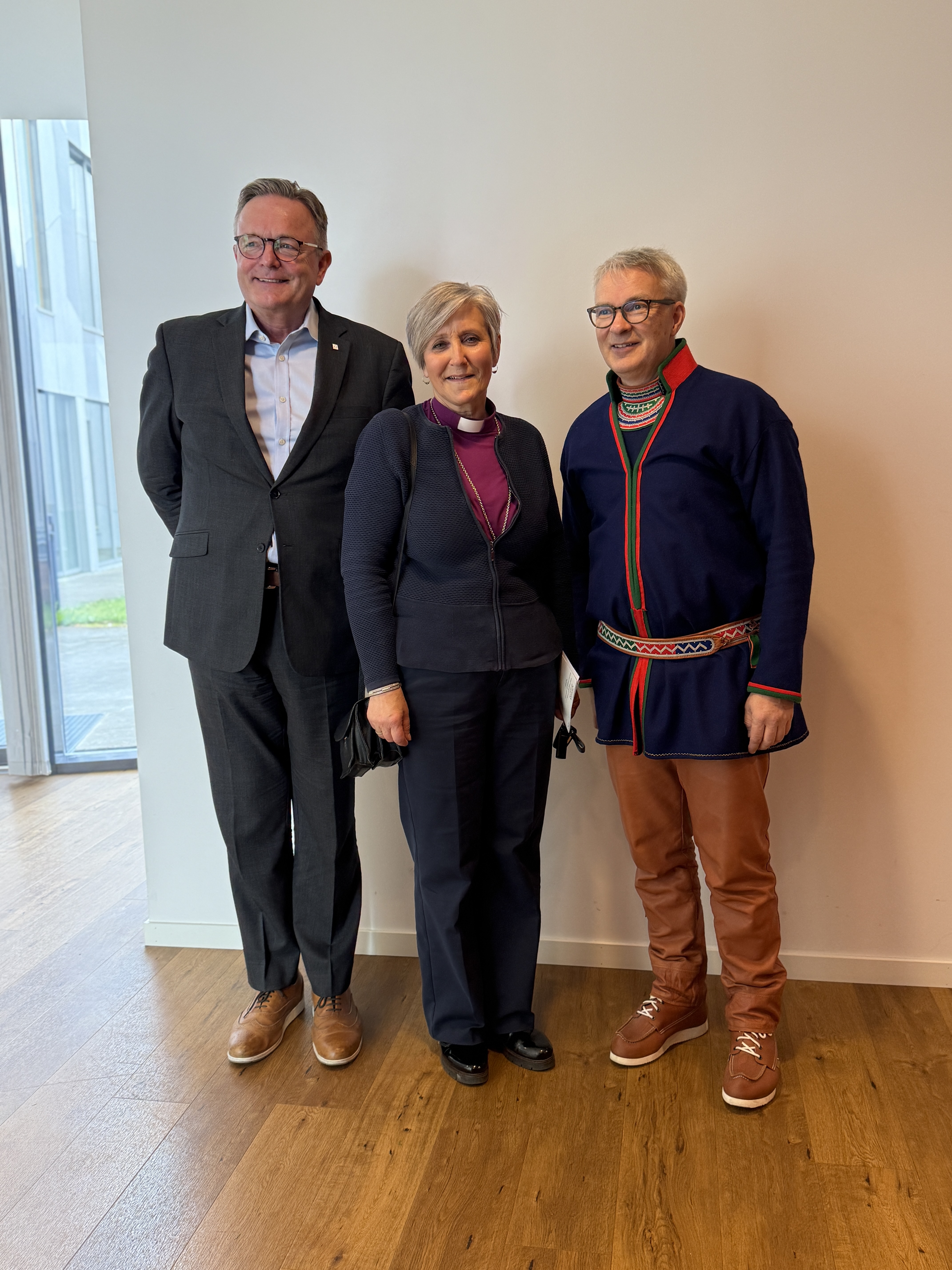 En gruppe mennesker som poserer for et bilde